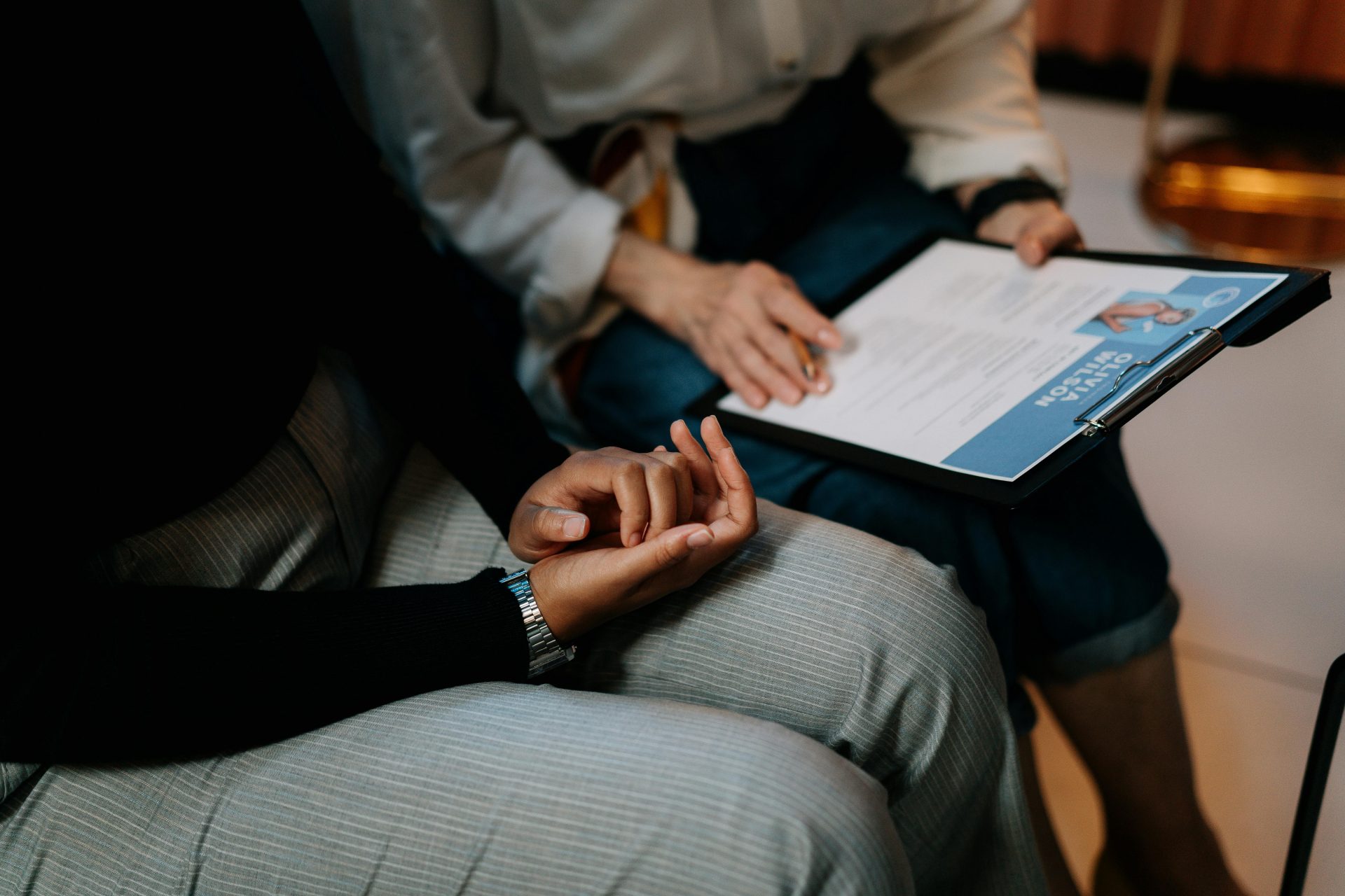Deux professionnels examinent un CV dans un environnement de bureau, privilégiant le travail d'équipe.
